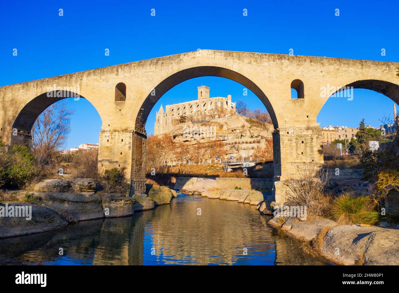 Luftaufnahme der gotischen Kathedrale Stiftsbasilika Santa Maria Seu in Manresa Stadt in Barcelona Provinz Katalonien Land Spanien Stockfoto