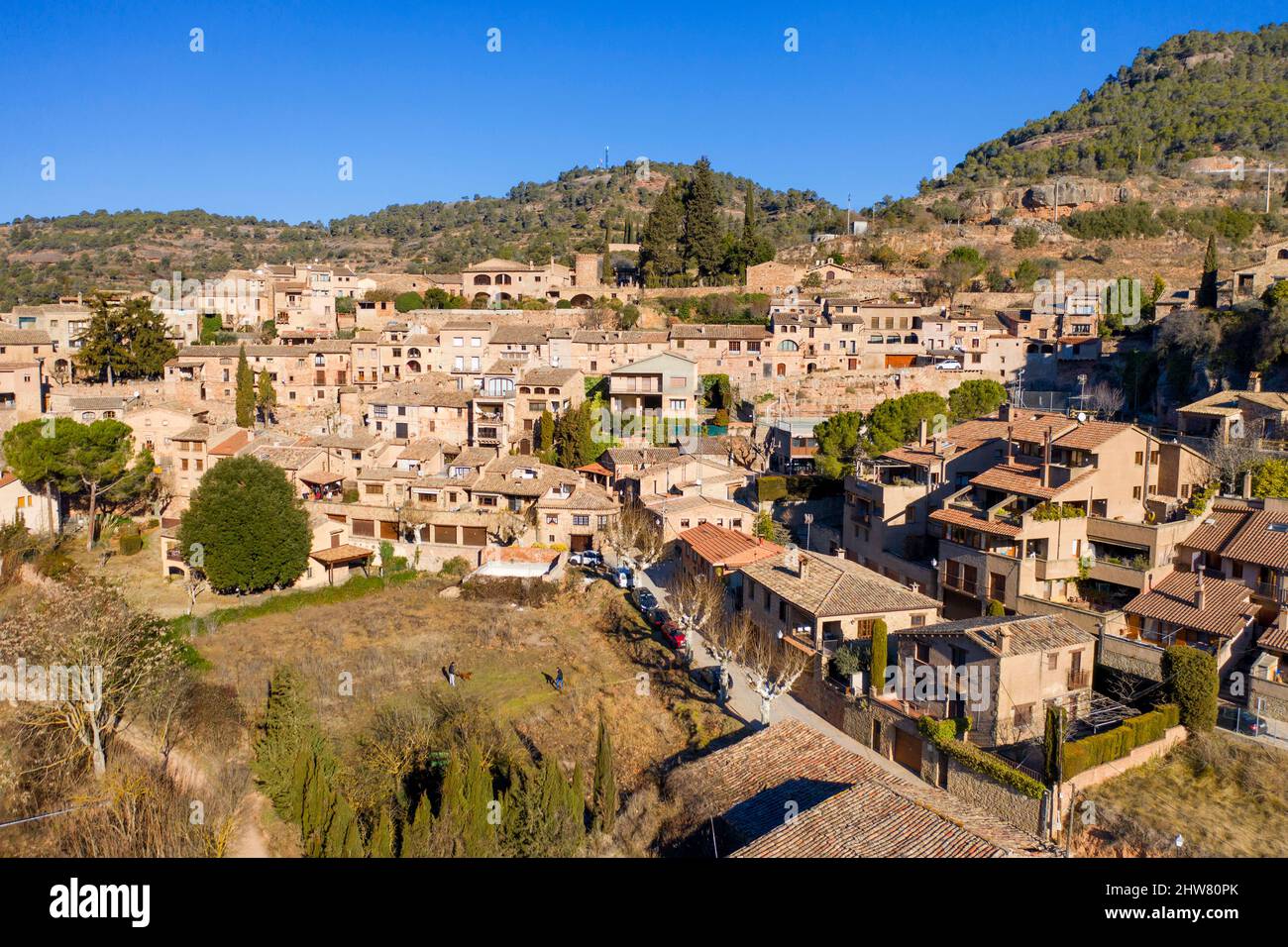 Luftaufnahme des mittelalterlichen Dorfes Mura in Sant Llorenç del Munt i l'Obac Naturpark Bages Provinz Barcelona Katalonien Spanien Stockfoto