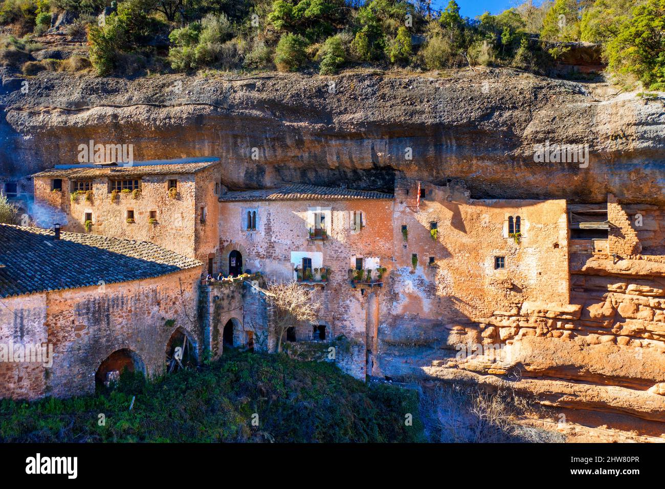 Puig de la Balma Höhlenhäuser im mittelalterlichen Dorf Mura in Sant Llorenç del Munt i l'Obac Naturpark Bages Provinz Barcelona Katalonien Spanien Stockfoto