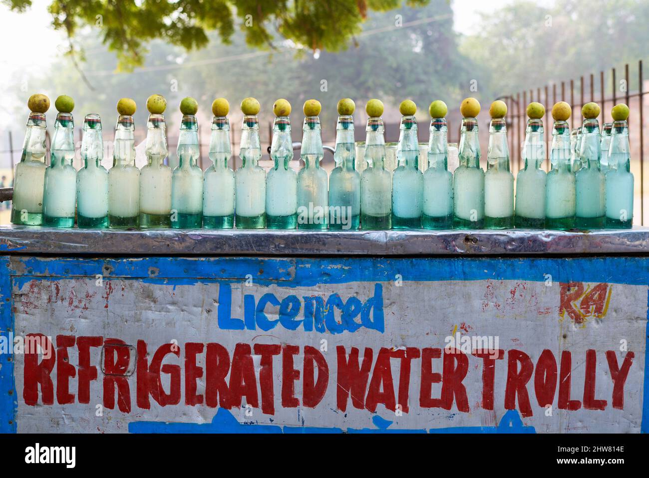 Indien, Delhi. Verkauf von gekühltem Wasser Stockfoto
