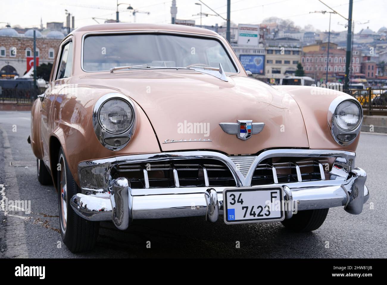 Istanbul, Türkei - 26. Februar 2022: Ein Jahrgang, aber in gutem Zustand Studebaker, ein American Classic Car, wurde auf der Galata-Brücke geparkt. Stockfoto