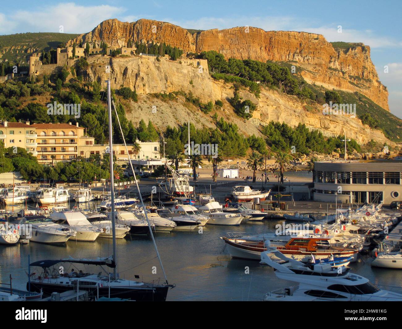 Das Fischerdorf Cassis in der Provence: Der Hafen und die entfernten Klippen von Cap Canaille Stockfoto