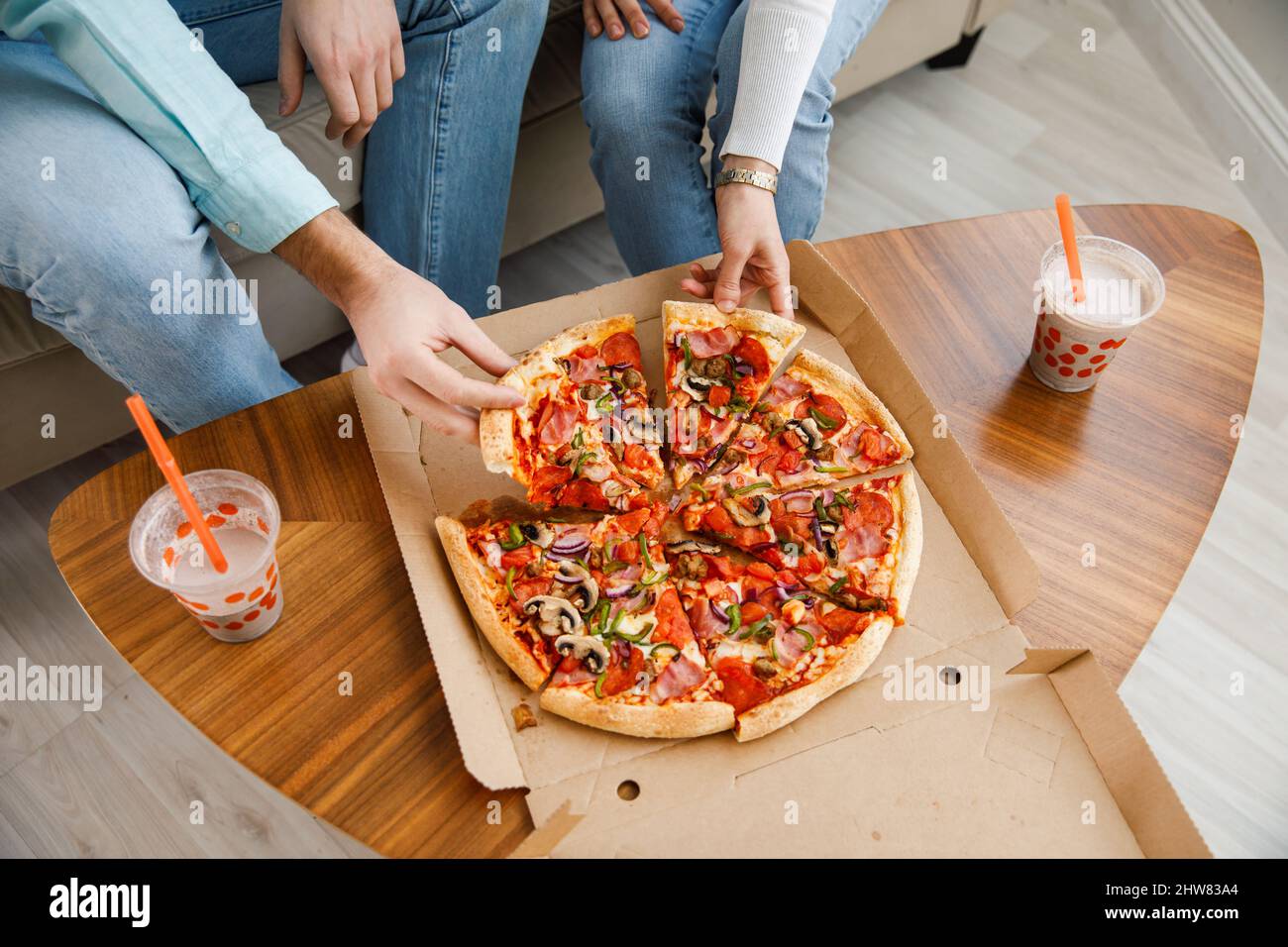 Paar teilen Pizza und Essen Stockfoto