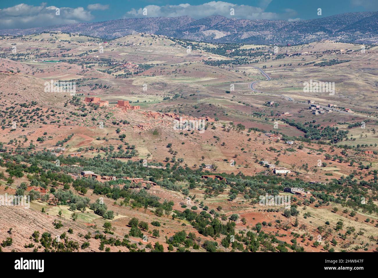 Marokko.  Panoramablick in den Mittleren Atlas, in der Nähe von Ouzoud. Stockfoto