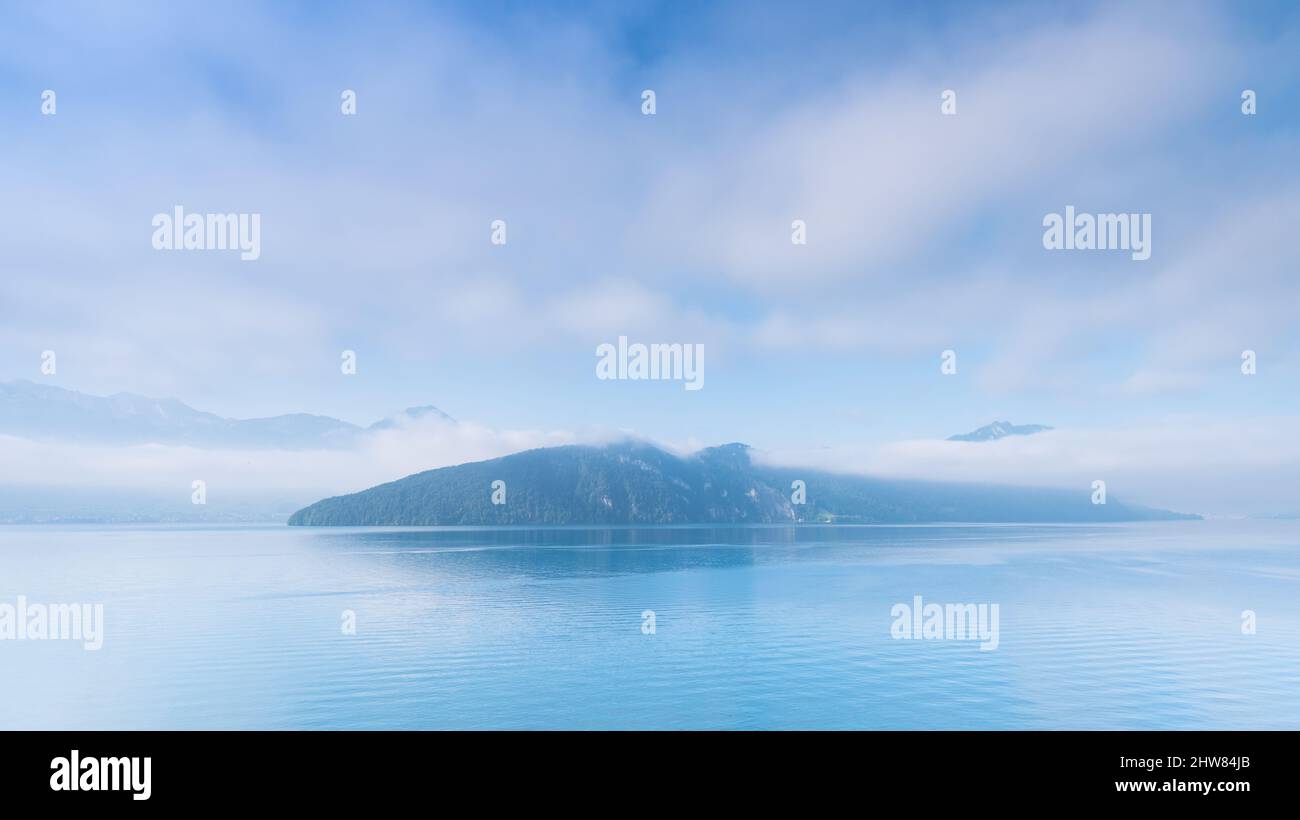 Nebel über den Bergen. Wolken liegen auf den Gipfeln der Berge. Schweiz. Vierwaldstättersee. Stockfoto