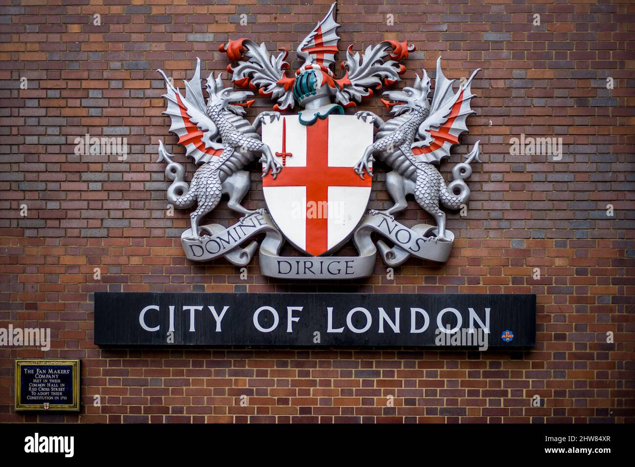 Das Wappen der City of London auf dem Barbican Centre im Zentrum Londons. City of London-Abzeichen. Stockfoto