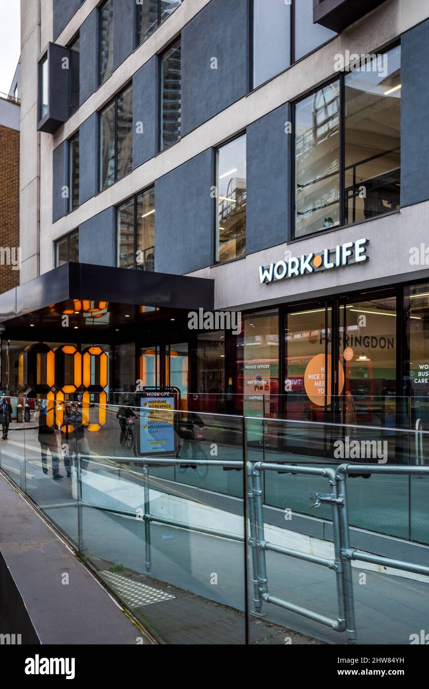 Work.Life Farringdon bei 120 Aldersgate St London - Coworking Space in London, England. Work.Life wurde 2015 in London gegründet. Stockfoto