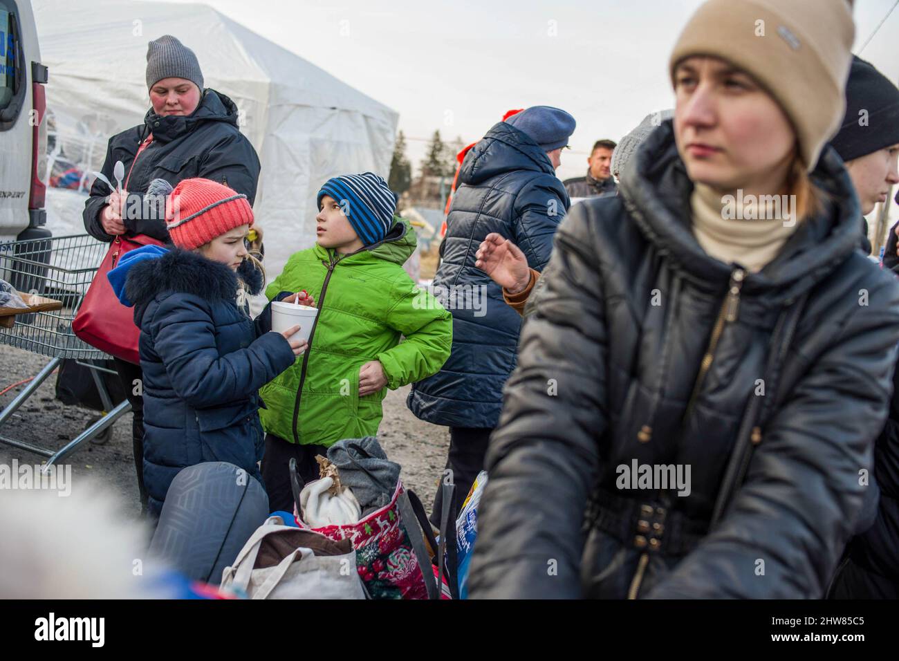 Przemysl, Polen. 03. März 2022. Ukrainische Flüchtlinge werden an der polnischen Grenze in Medyka gesehen. Am 8.. Tag der russischen Invasion in der Ukraine treffen Tausende von erschöpften Flüchtlingen, die vor dem Krieg fliehen, in die polnische Grenzstadt Przemysl ein. Kredit: SOPA Images Limited/Alamy Live Nachrichten Stockfoto