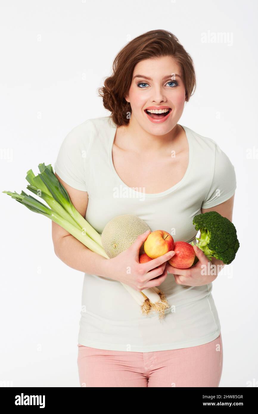 Ein Tolles Gefühl. Glückliche junge Frau mit einer Vielzahl von Obst und Gemüse. Stockfoto