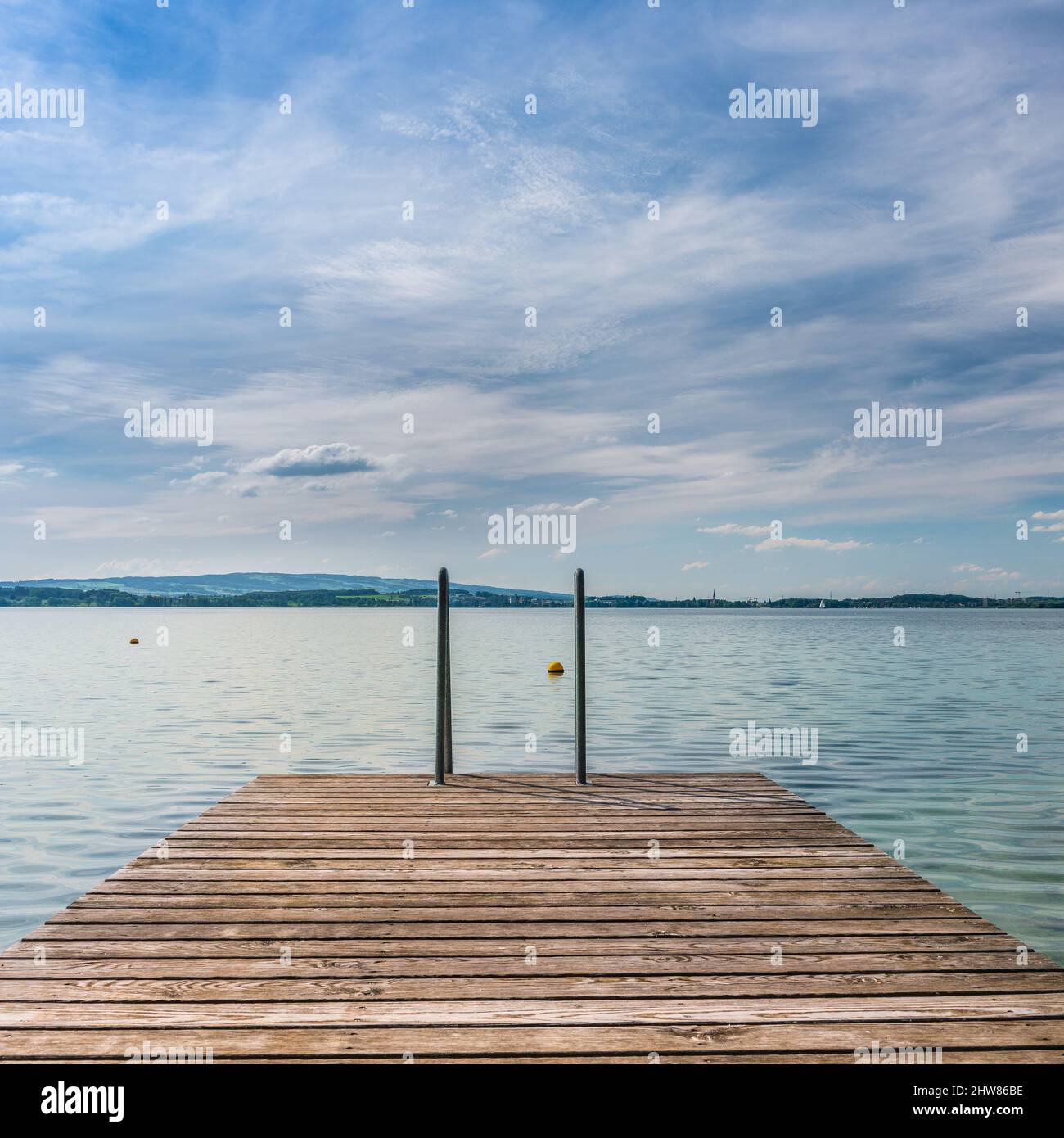 Holzsteg am See. Landschaft für Selbstreflexion. Schweiz. Stockfoto