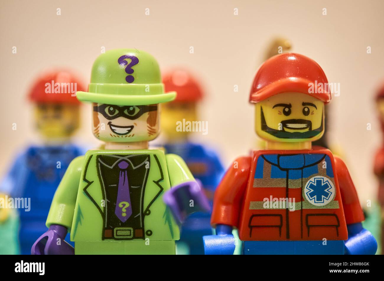 Nahaufnahme von Lego DC Comics The Riddler Bösewicht und männlichen Doktor Spielzeugfiguren. Stockfoto