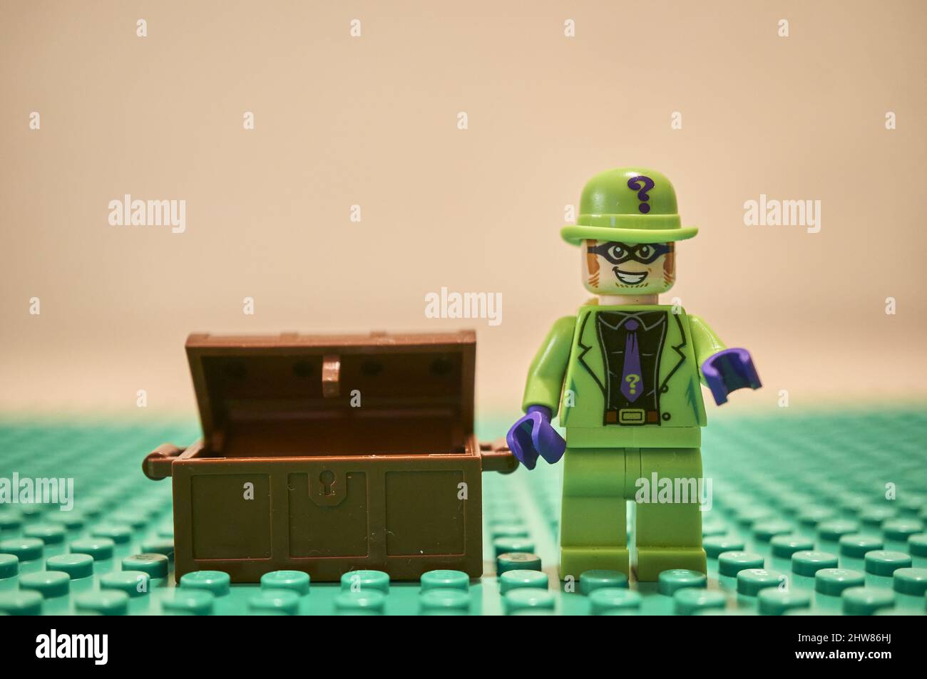 Nahaufnahme von Lego DC Comics The Riddler Spielzeugfigur Bösewicht neben einem Schatz stehend. Stockfoto