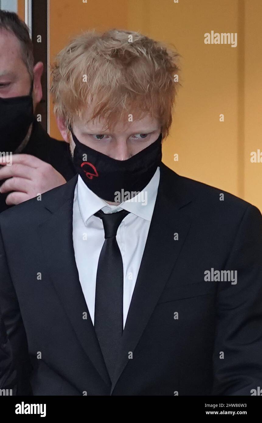 Ed Sheeran verlässt das Rolls Building im Zentrum von London, wo er wegen seines 2017 erspielten Songs "Shape of You" gerichtliche Schritte eingeleitet hat, nachdem die Songwriter Sami Chokri und Ross O'Donoghue behauptet hatten, dass der Song Teile eines ihrer Songs verletzt. Bilddatum: Freitag, 4. März 2022. Stockfoto Ed Sheeran verlässt das Rolls Building im Zentrum von London, wo er wegen seines 2017 erspielten Songs "Shape of You" gerichtliche Schritte eingeleitet hat, nachdem die Songwriter Sami Chokri und Ross O'Donoghue behauptet hatten, dass der Song Teile eines ihrer Songs verletzt. Bilddatum: Freitag, 4. März 2022. Stockfoto