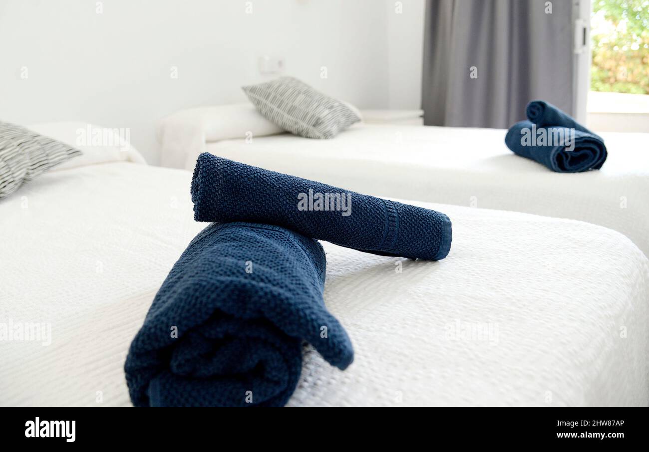Bilder von touristischen Wohnung Schlafzimmer, für zwei Personen mit Bettwäsche und Handtücher platziert. Ein Apartment in Ciudadela, Menorca, Spanien. Stockfoto