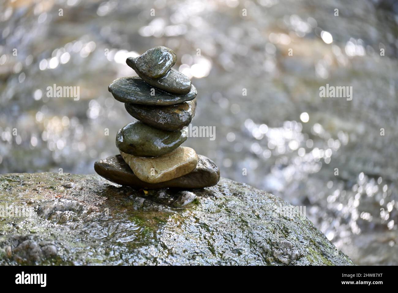 Nahaufnahme des braunen Steins in der Reihe über unscharf grauem braunen Hintergrund. Stockfoto