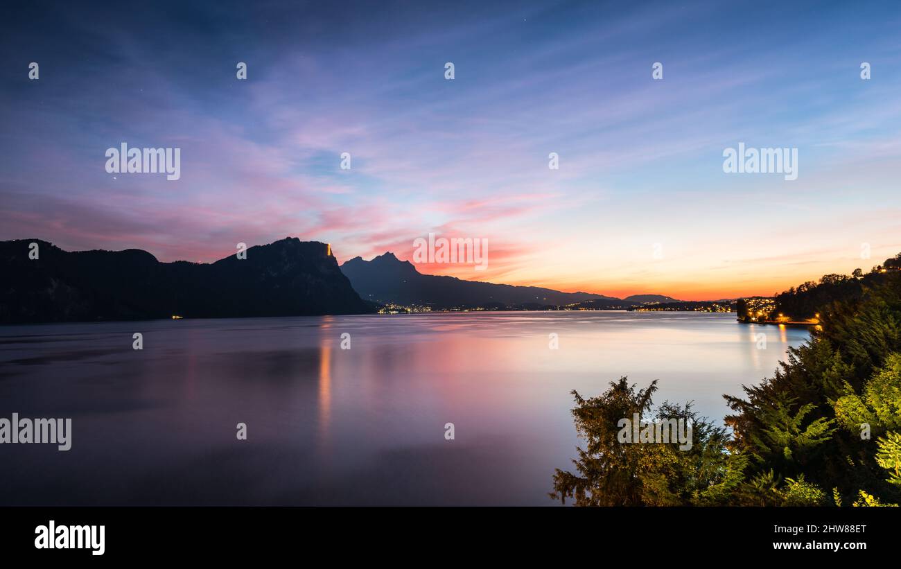 Ein herrlicher Sonnenuntergang über dem Vierwaldstättersee. Lichter der Stadt. Gipfel des Pilatus. Schweiz. Stockfoto