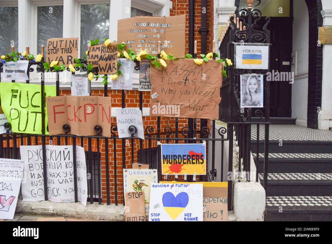 London, Großbritannien. 4. März 2022. Anti-Putin, Anti-Krieg und Pro-Ukraine-Schilder und Botschaften auf einem Zaun gegenüber der Botschaft. Demonstranten trugen Schilder und Sonnenblumen vor der russischen Botschaft zur Unterstützung der Ukraine, während Russland seinen Angriff fortsetzt. Kredit: Vuk Valcic/Alamy Live Nachrichten Stockfoto