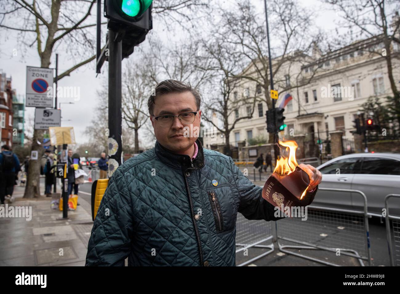 Ein russischer Bürger verbrennt seinen russischen Pass vor der russischen Londoner Botschaft aus Protest gegen die Invasion der Ukraine durch den russischen Diktator Vladmir Putin. Bayswater, London, UK 04. March 2022 Credit: Jeff Gilbert/Alamy Live News Stockfoto