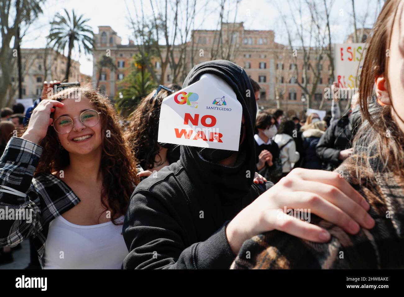 Italien, Rom, 4. März 2022: Demonstration für den Frieden. Die Gemeinde Sant'Egidio organisiert einen Flashmob gegen den Krieg in der Ukraine Foto Remo Casilli/Sintesi/Alamy Live News Stockfoto