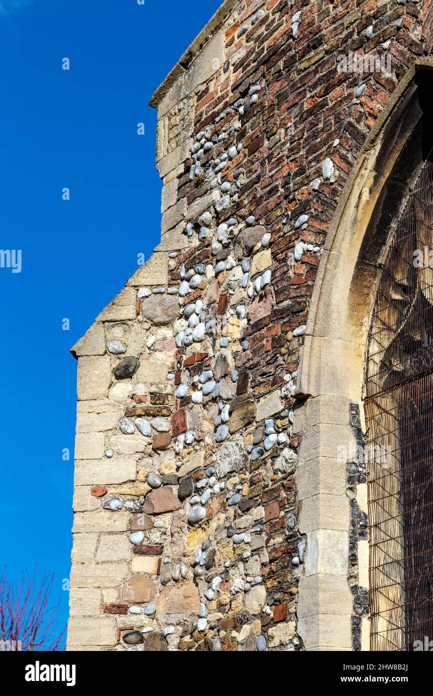 Detail aus Stein und Backstein All Saints Church South Lynn in King's Lynn, Norfolk, Großbritannien Stockfoto