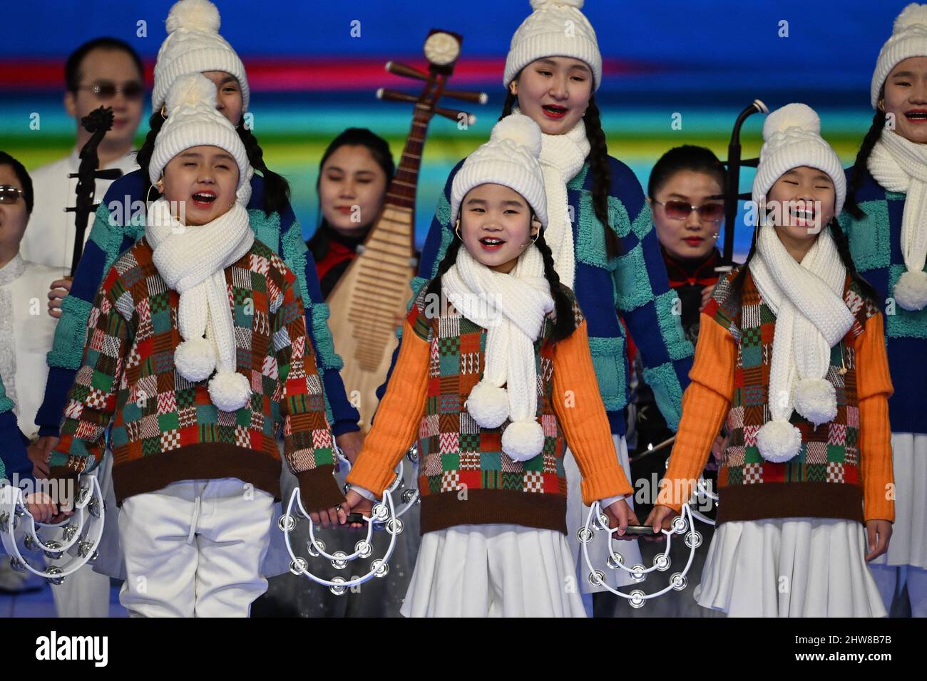 Peking, China. 4. März 2022. Kinder singen während der Vorshow vor der Eröffnungszeremonie der Paralympischen Winterspiele 2022 in Peking im Nationalstadion in Peking, der Hauptstadt Chinas, am 4. März 2022 ein Lied. Quelle: Li Ga/Xinhua/Alamy Live News Stockfoto