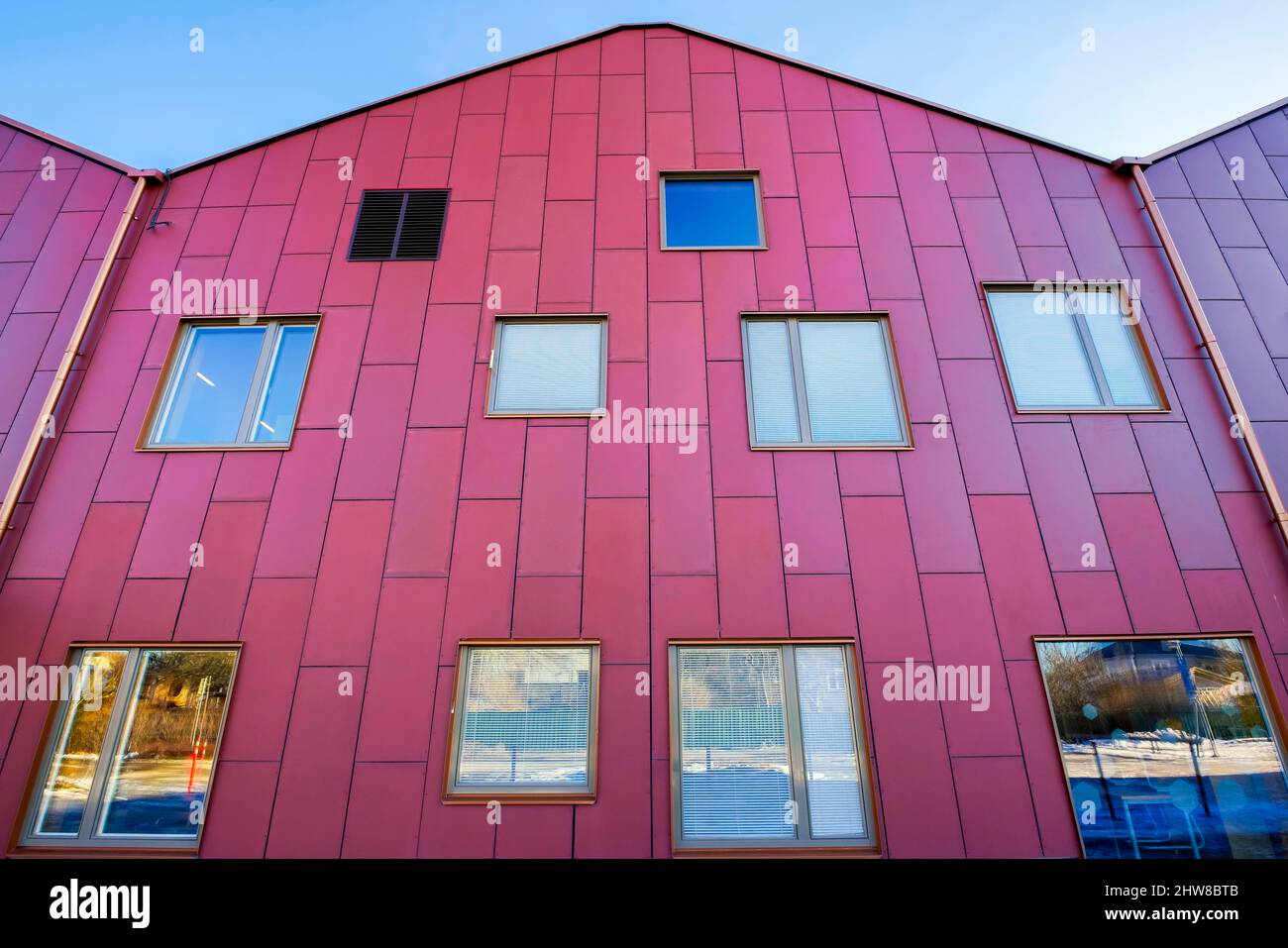 Farbenfrohes Grundschulgebäude in Ursvik (Ursvikskolan) in Sundbyberg, Schweden. Entworfen von Marge Architects. Stockfoto