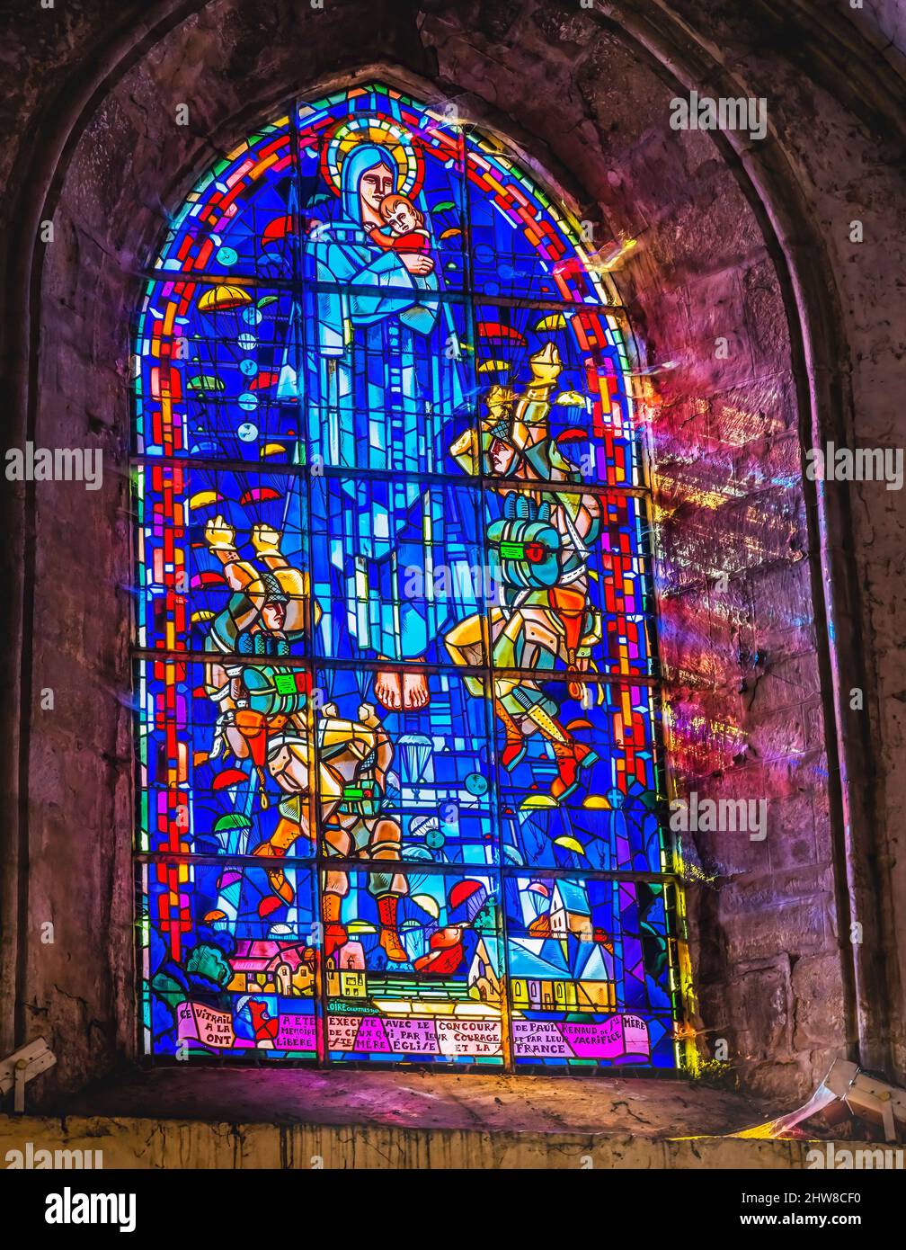 Virgin Mary Jesus Fallschirmjäger 1947 Reflektionen Aus Buntglas Basilika St. Marie Eglise Normandie Frankreich. Militärische Aktion vor Ort D-Day Stockfoto