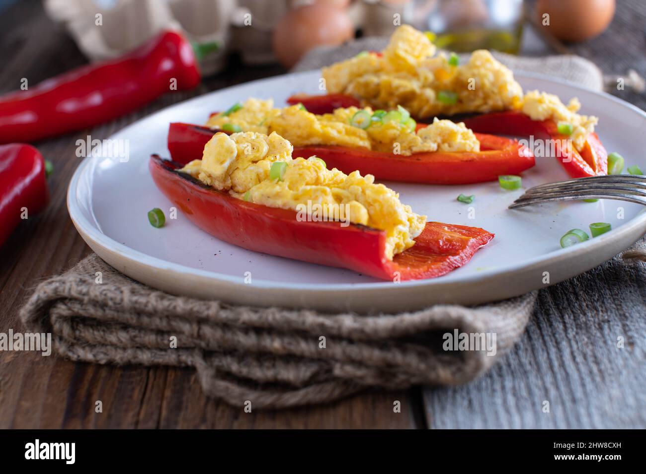 Gefüllte Paprika mit Rührei für kohlenhydratarme oder ketogene Frühstücke Stockfoto