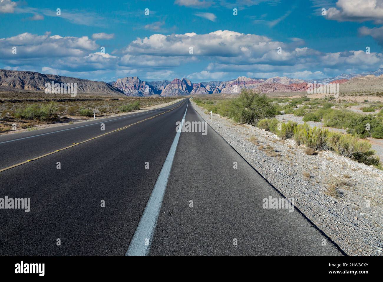 Red Rock Canyon, Nevada.  State Highway 159, Blue Diamond Road, Richtung Red Rock Canyon. Stockfoto