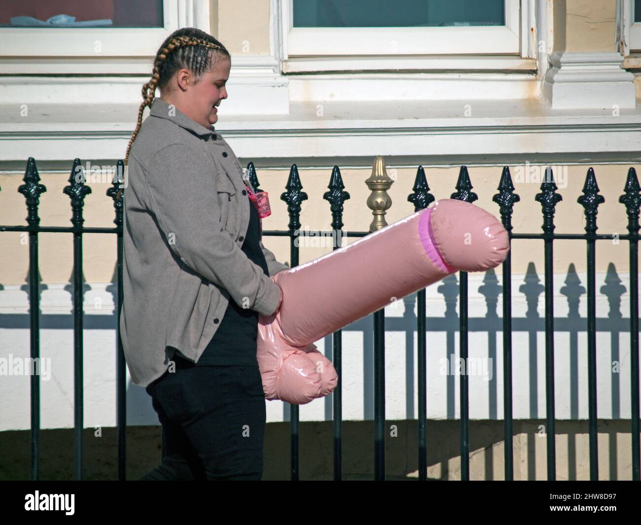 Auf einer Henne in Brighton wird ein riesiger, aufblasbarer Penis durch die  Straen gepartet Stockfotografie - Alamy