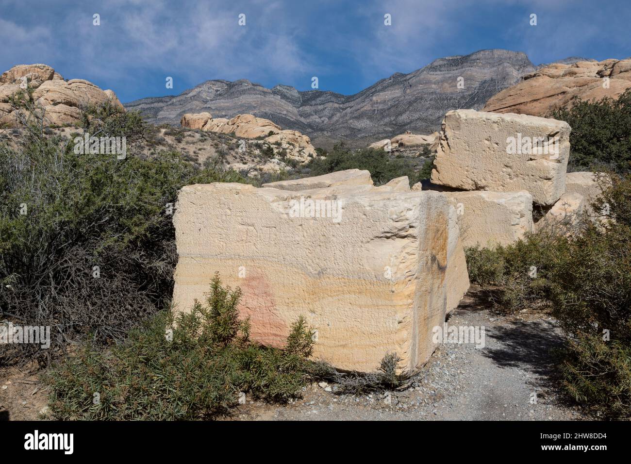 Red Rock Canyon, Nevada.  Steinblöcke, die noch aus einem Sandstein Steinbruch, dass Vorgänge nicht mehr in den frühen 1900er Jahren. Stockfoto