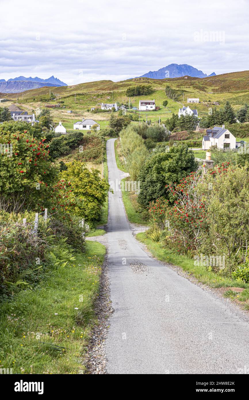 Der Weg zum Dorf Tarskavaig auf der Sleat-Halbinsel im Süden der Isle of Skye, Highland, Schottland, Großbritannien. Die Cuillins stehen am Horizont. Stockfoto