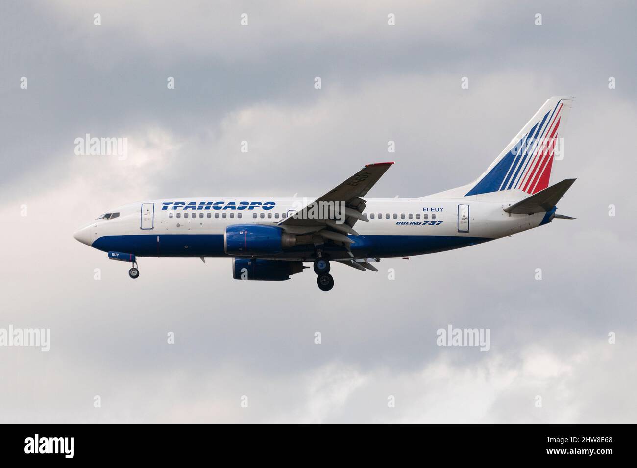 London, Großbritannien - 06. August 2013 - Flugzeug der russischen Fluggesellschaft Transaero Airlines landet am Flughafen Heathrow in London Stockfoto