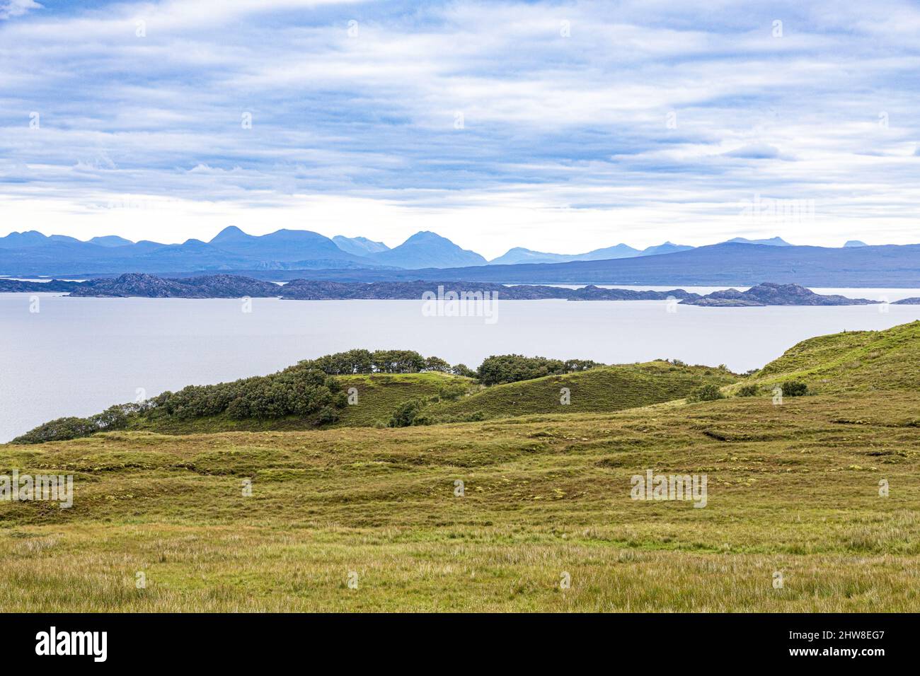 Blick nach Osten auf das schottische Festland über Rona und Raasay im Sound of Raasay von der Nordostküste der Isle of Skye, Highland, Schottland, Großbritannien. Stockfoto