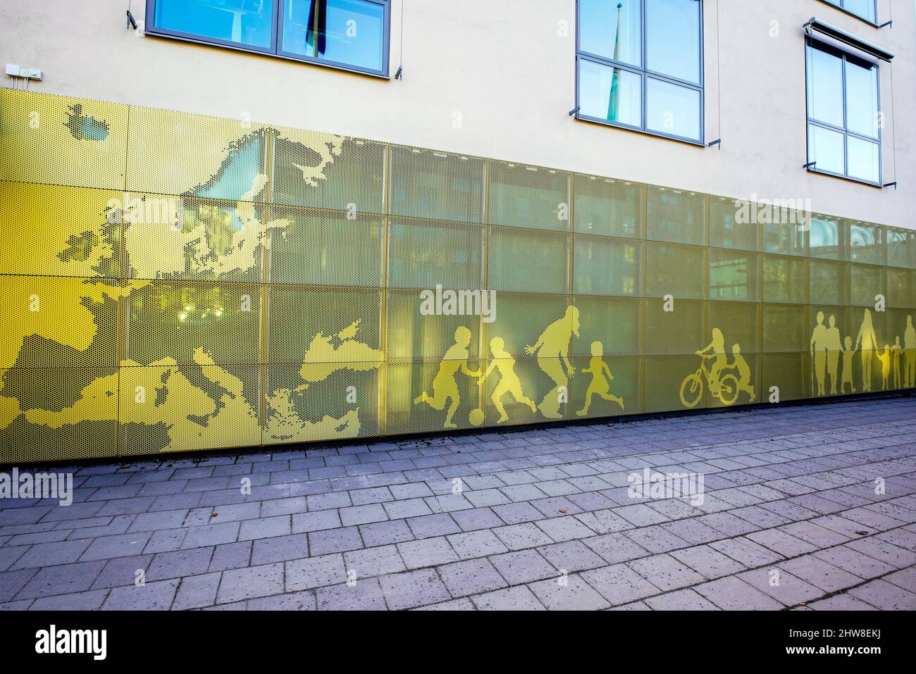 Fassadendekoration im Gebäude des Europäischen Zentrums für die Prävention und die Kontrolle von Krankheiten in Solna/Frösunda, Stockholm City, Schweden. Stockfoto