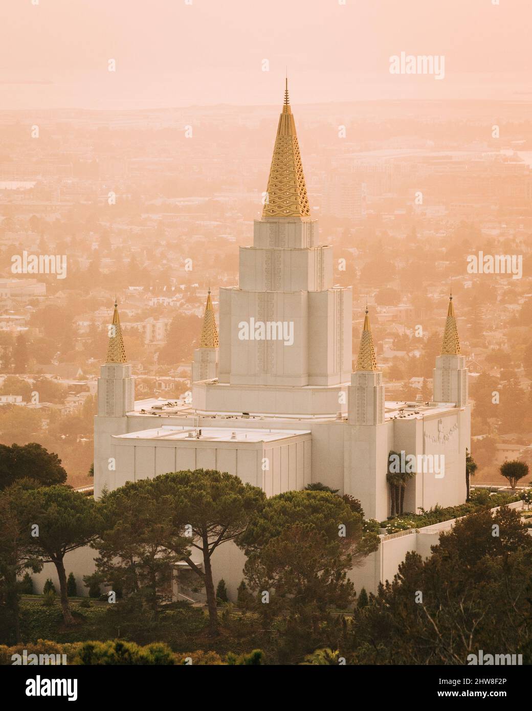 Blick auf den LDS Tempel bei Sonnenuntergang in Oakland, Kalifornien Stockfoto