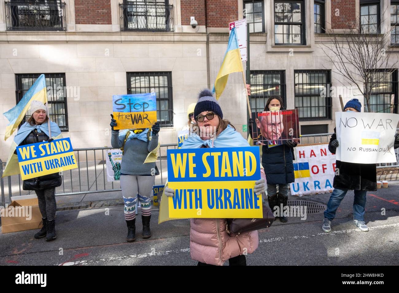 New York, USA. 4. März 2022. Demonstranten mit ukrainischen Fahnen und Schildern gegen den russischen Präsidenten Wladimir Putin protestieren vor dem Konsulat der Russischen Föderation in New York City und fordern das Ende des Krieges. Kredit: Enrique Shore/Alamy Live Nachrichten Stockfoto