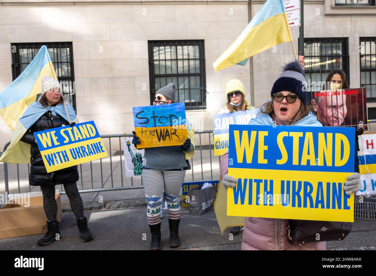 New York, USA. 4. März 2022. Demonstranten mit ukrainischen Fahnen und Schildern gegen den russischen Präsidenten Wladimir Putin protestieren vor dem Konsulat der Russischen Föderation in New York City und fordern das Ende des Krieges. Kredit: Enrique Shore/Alamy Live Nachrichten Stockfoto