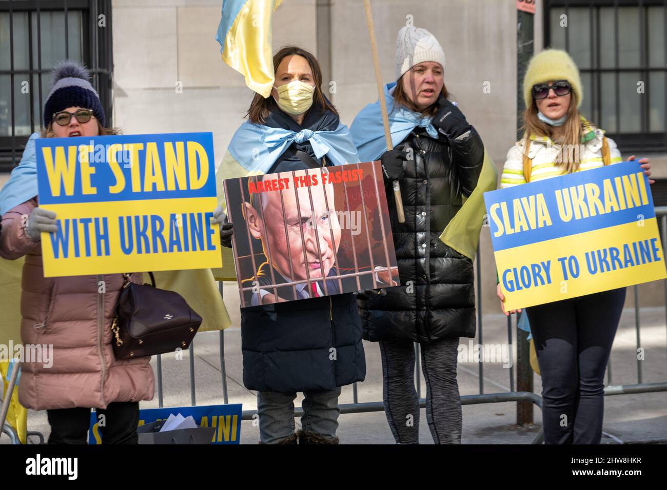 New York, USA. 4. März 2022. Demonstranten mit ukrainischen Fahnen und Schildern gegen den russischen Präsidenten Wladimir Putin protestieren vor dem Konsulat der Russischen Föderation in New York City und fordern das Ende des Krieges. Kredit: Enrique Shore/Alamy Live Nachrichten Stockfoto