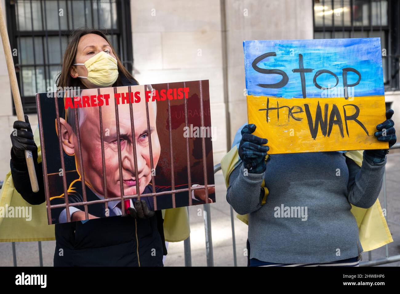 New York, USA. 4. März 2022. Demonstranten mit ukrainischen Fahnen und Schildern gegen den russischen Präsidenten Wladimir Putin protestieren vor dem Konsulat der Russischen Föderation in New York City und fordern das Ende des Krieges. Kredit: Enrique Shore/Alamy Live Nachrichten Stockfoto