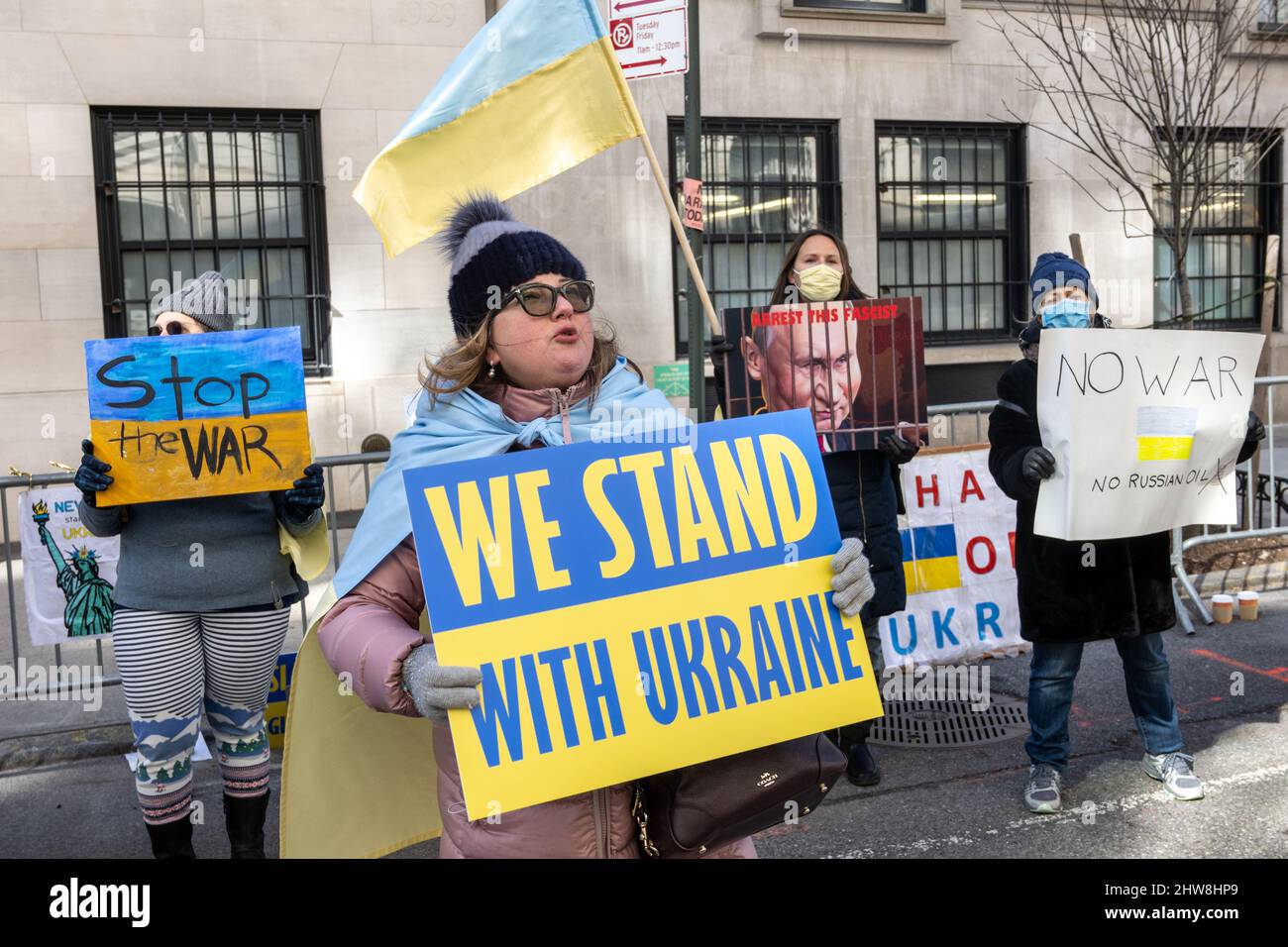 New York, USA. 4. März 2022. Demonstranten mit ukrainischen Fahnen und Schildern gegen den russischen Präsidenten Wladimir Putin protestieren vor dem Konsulat der Russischen Föderation in New York City und fordern das Ende des Krieges. Kredit: Enrique Shore/Alamy Live Nachrichten Stockfoto