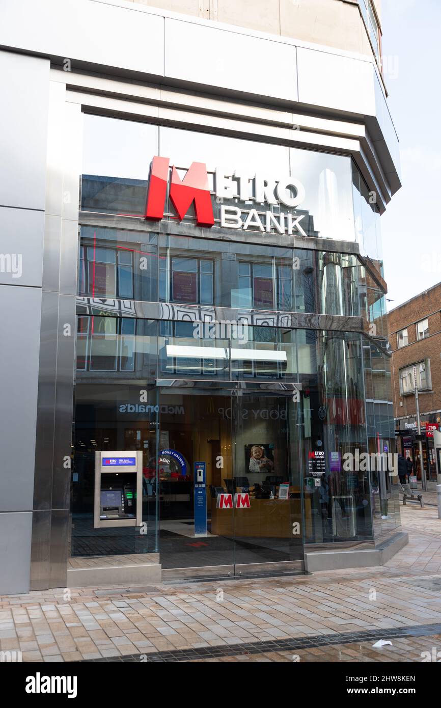 Die Fassade und das Logo der Metro Bank in Wolverhampton, Großbritannien Stockfoto