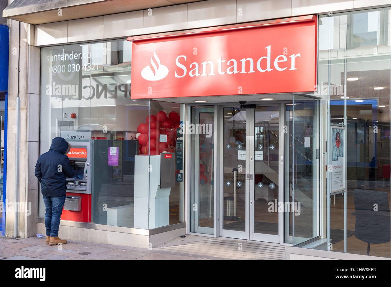 Die Fassade der Santander Bank in Wolverhampton, Großbritannien. Eine britische Bank im Besitz der spanischen Santander Group Stockfoto