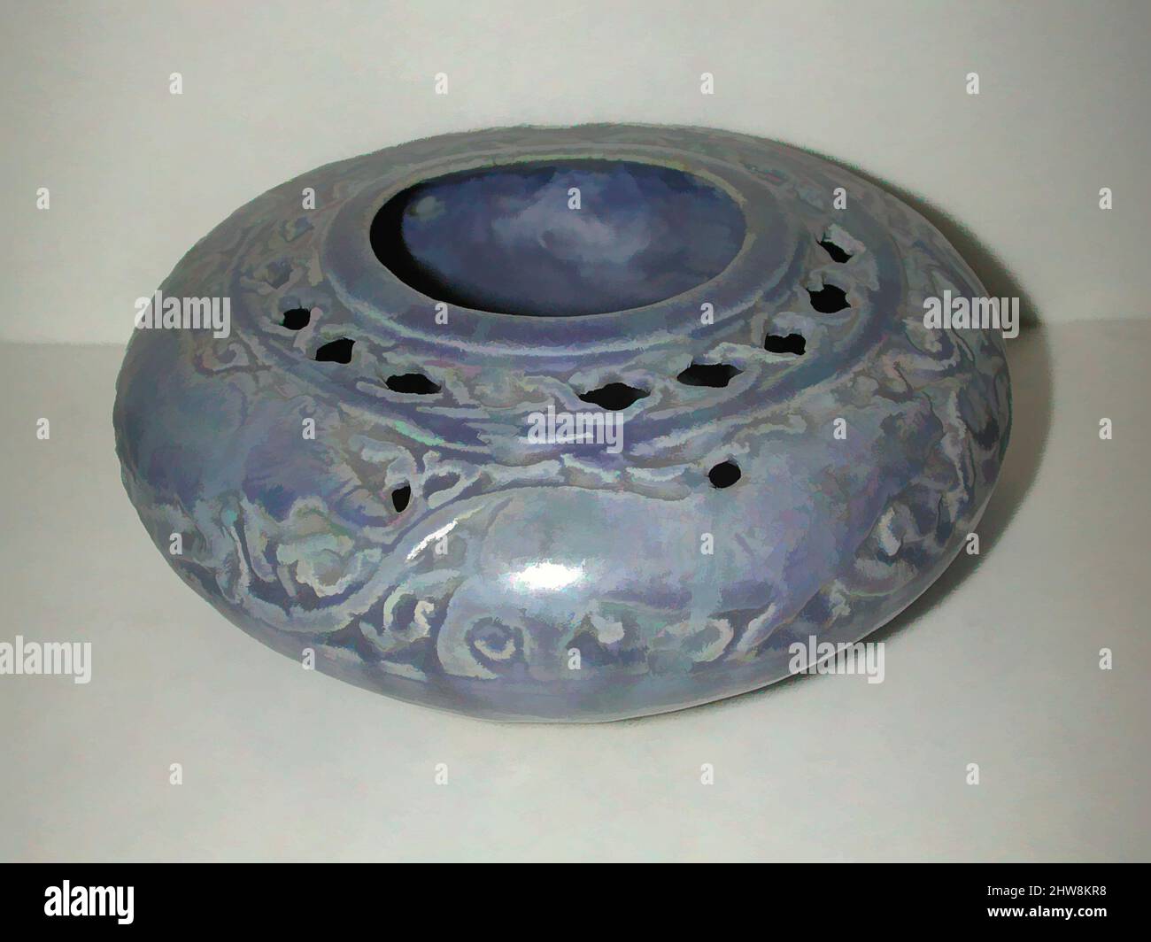 Kunst inspiriert von Pierced Blue Pot mit Tieren und vegetaler Schriftrolle, letztes Quartal 11. oder 12. Jahrhundert, hergestellt im Iran, Stonepaste; geschnitzt und durchbohrt unter transparenter monochromer Glasur, H. 4 1/8 Zoll (10,5 cm), Keramik, archäologische Beweise zeigt, dass geschnitzte und durchbohrte Gefäße mit einem, Classic Works modernisiert von Artotop mit einem Schuss Moderne. Formen, Farbe und Wert, auffällige visuelle Wirkung auf Kunst. Emotionen durch Freiheit von Kunstwerken auf zeitgemäße Weise. Eine zeitlose Botschaft, die eine wild kreative neue Richtung verfolgt. Künstler, die sich dem digitalen Medium zuwenden und die Artotop NFT erschaffen Stockfoto