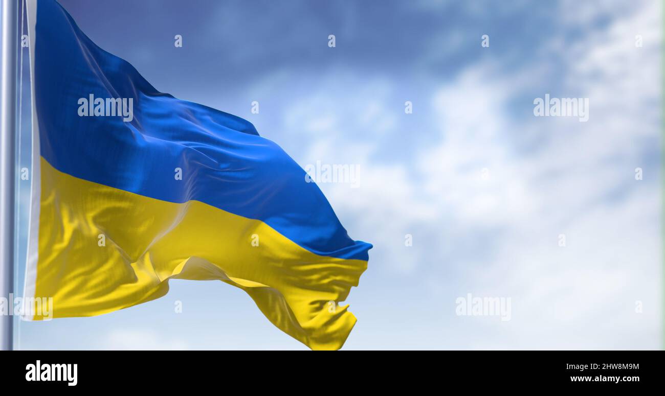 Detail der Nationalflagge der Ukraine, die an einem klaren Tag im Wind winkt. Demokratie und Politik. Patriotismus. Selektiver Fokus. Stockfoto