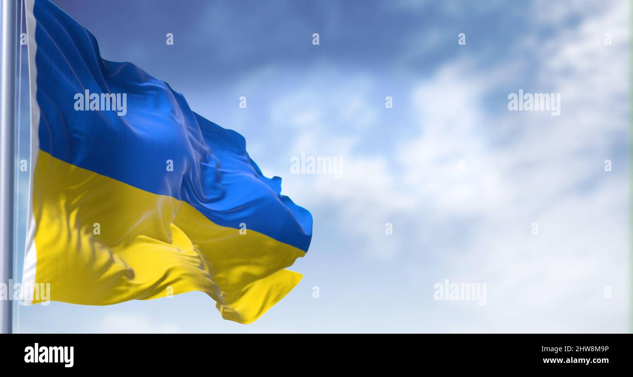 Detail der Nationalflagge der Ukraine, die an einem klaren Tag im Wind winkt. Demokratie und Politik. Patriotismus. Selektiver Fokus. Stockfoto