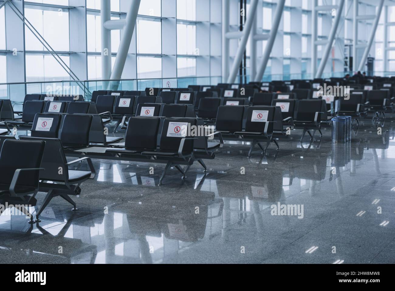 Izmir, Türkei - 9. November 2021: Airport Passenger Lounge und Passanten warten auf Izmir Adnan Menderes Airport. Redaktionelle Aufnahme in Izmir Türkei. Stockfoto
