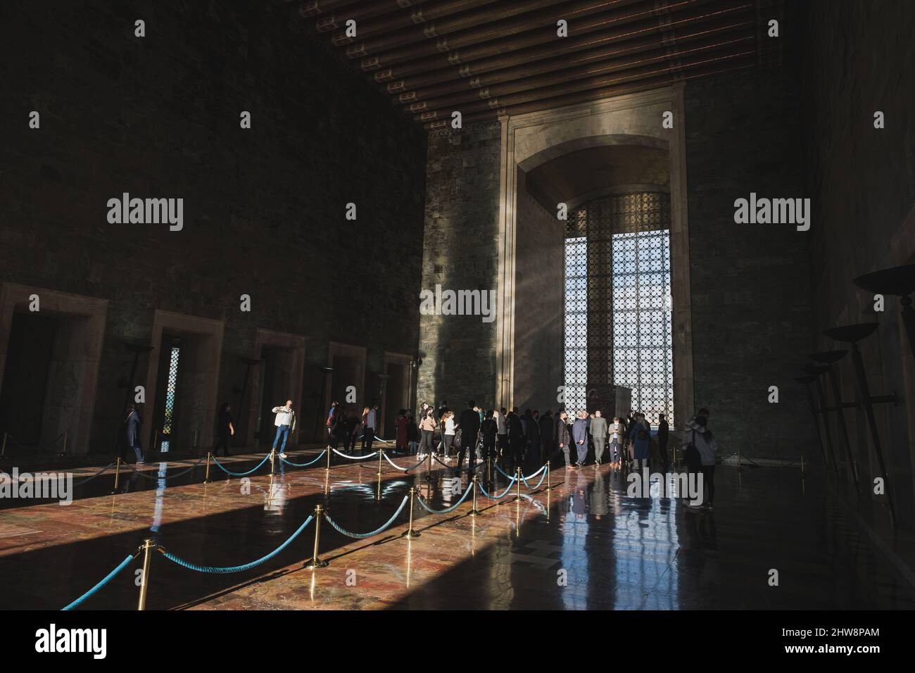 Ankara, Türkei - 09. November 2021: Atatürks Mausoleum in Anitkabir und Besucher. Redaktionelle Aufnahme in Ankara. Stockfoto