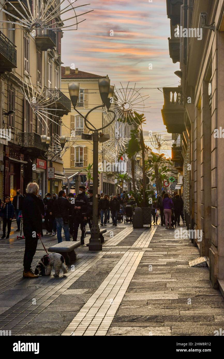 Die Einkaufsstraße von Sanremo, Corso Giacomo Matteotti, mit Menschen zu Fuß bei Sonnenuntergang, Imperia, Ligurien, Italien Stockfoto