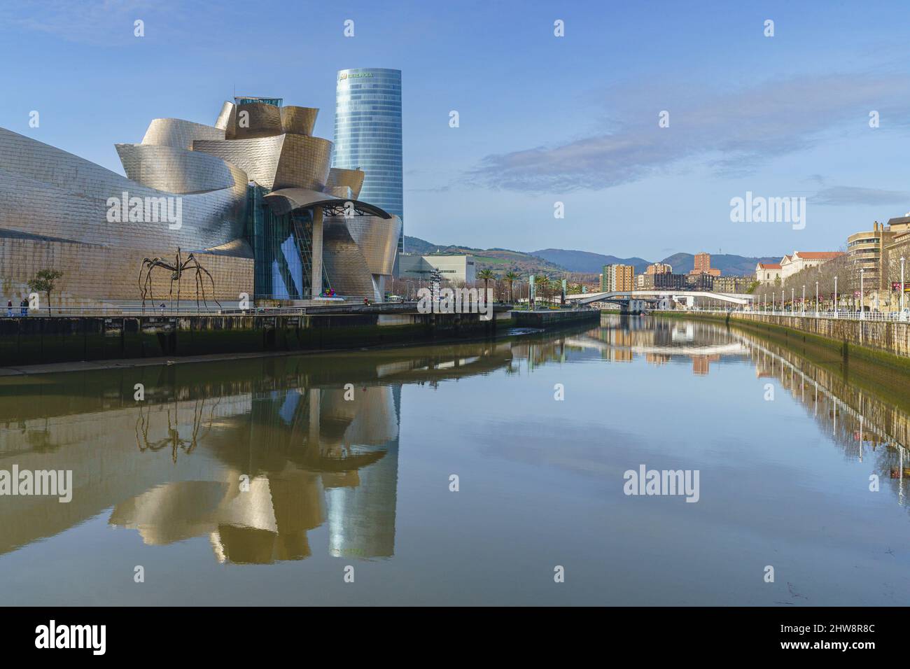 Bilbao, Spanien, 15. Februar 2022. Blick auf das Guggenheim und den Fluss Nervion in der Stadt Bilbao in Spanien Stockfoto